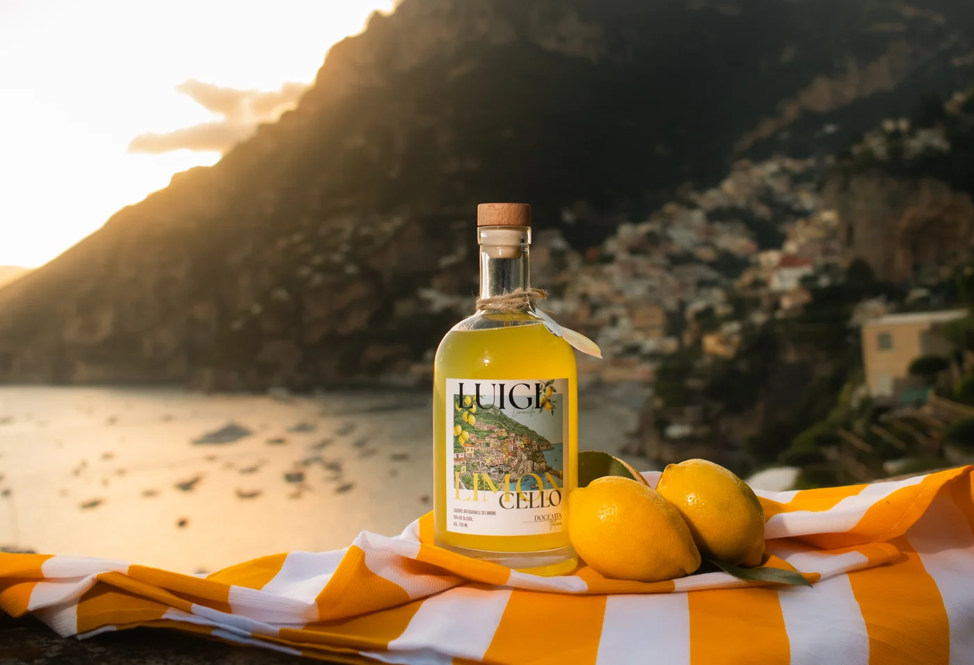 Garrafa de Luigi Limoncello com limões sicilianos diante da Costa Amalfitana ao pôr do sol